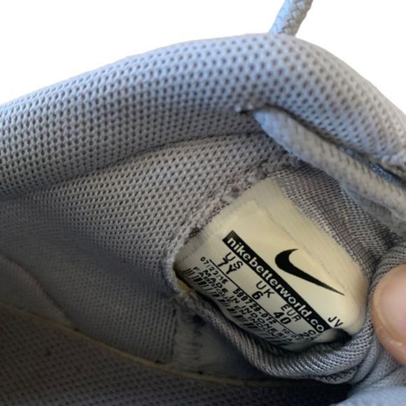 Gray Nike Roshe Shoes Size 7Y - Picture 8 of 9
